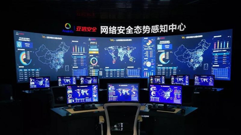 为了保持华为网络运维认证的有效性，持证人需要满足以下复训要求：
